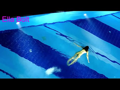 ❤️ Saya tidak bisa berhenti menonton, pirang muda tertangkap basah berenang di kolam resor ELLA BOLT ❤️ Video sialan di id.xxxwownet.ru ❤